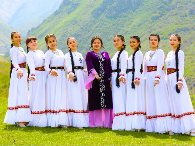 QYZPU қыздары ұлттық әшекейлер тақты