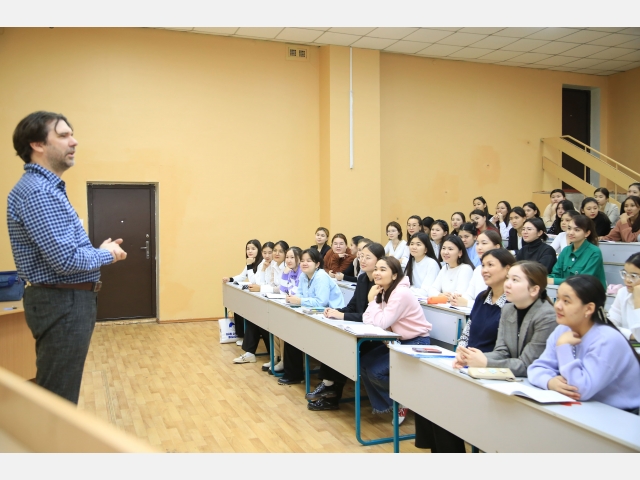Шет тілдерін оқыту әдістемесінің дәрістері  доктор Джеймс Харландпен.