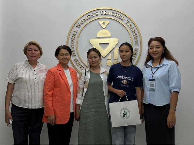 First Grant Applicant Receives a Commemorative Gift