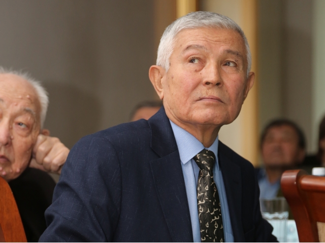 Ректор Гүлмира Қанай қазақ тіл білімінің көрнекті өкілі Рүстембек Шойбековты 75 жас мерейтойымен құттықтады