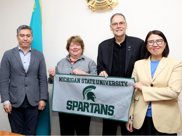 World Experience in Education: American scholar Douglas Hartman inspires QYZPU students