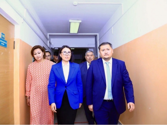 ҚР Ғылым және жоғары білім министрі Саясат Нұрбек Қазақ ұлттық қыздар педагогикалық университетінің студенттер үйінің жаңа оқу жылына дайындығын тексерді