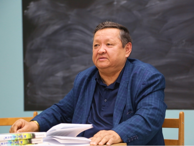 Ақын қыздар белгілі қаламгер Қасымхан Бегмановқа кездесу кезінде өлең шығарып берді