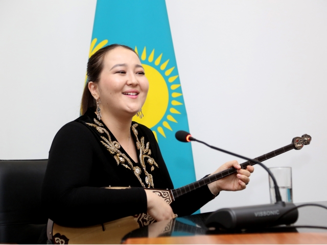 «Сенің домбыраң кімге керек?»: Күйші Мәртебелі Бауыржанқызы ұлттық аспаптың ұлы құпиясымен бөлісті