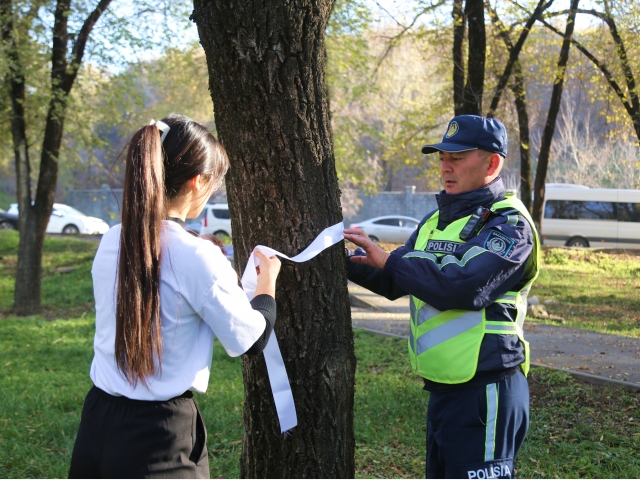 Students of the Kazakh National Women's Teacher Training University together with police officers honored the memory of children killed in a road accident in Almaty