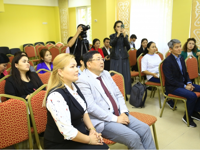 QYZPU профессорлары мектеп-гимназия мұғалімдеріне  дәріс өткізді