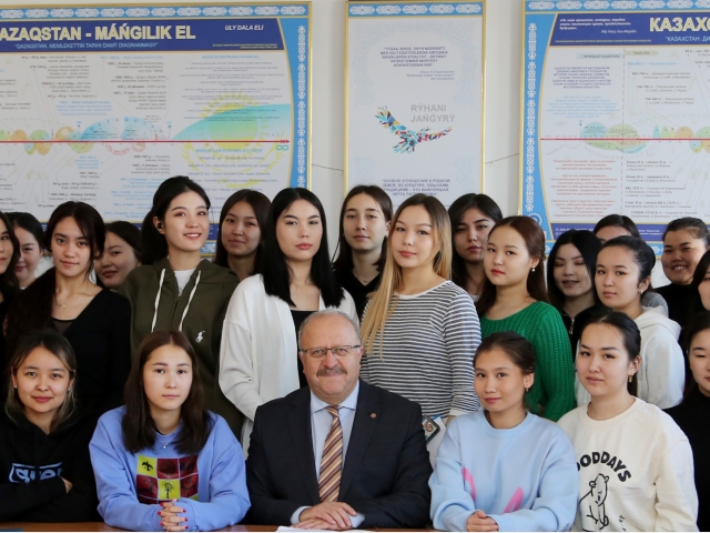 Один из самых известных профессоров Турции начал преподавать в QYZPU и учить казахский