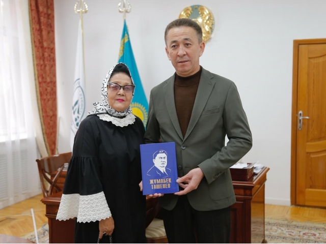 Фатима Ташенова университетке Жұмабек Ташенов жайлы кітап табыстады