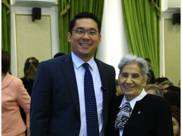 Akim of Almalinskiy district of Almaty city awarded teachers of QYZPU