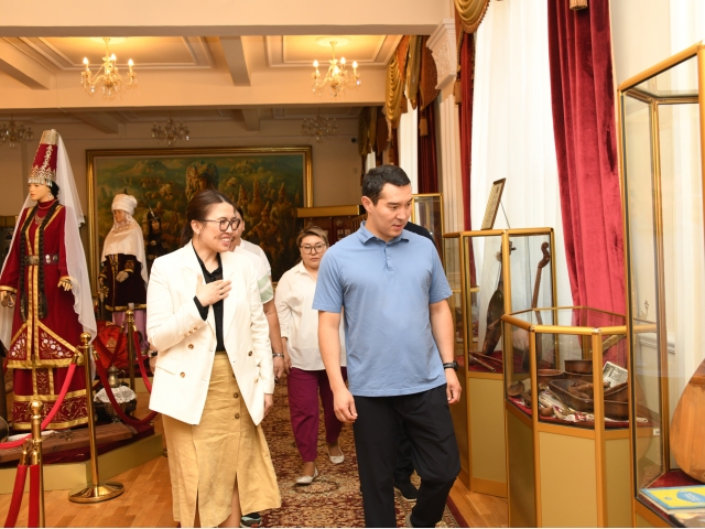 Akim of Almaly district Arman Nurzhanovich Shamshin visited QyzPU