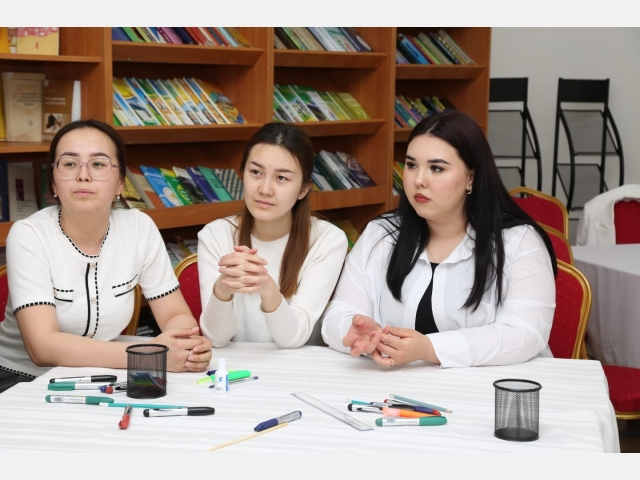 В QyzPU провели мотивирующие SMART, Дизайн мышления тренинги будущим ученым!
